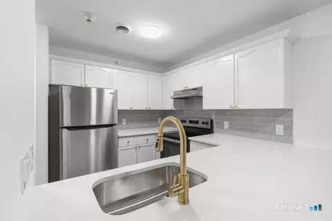 Kitchen - 468 Main St #114, Niantic, CT 06357 photo 3 of 3