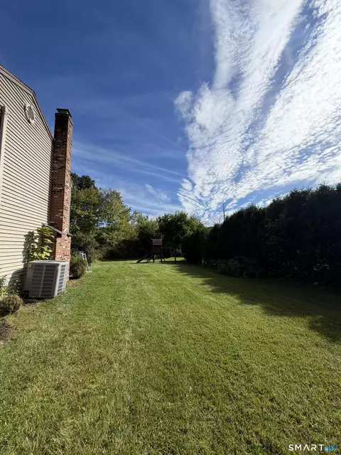 Exterior - 204 Willowcrest Dr, Windsor, CT 06095 photo 2 of 4
