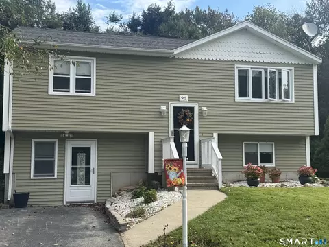 95 Cottonwood Ln, Uncasville, CT 06382