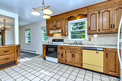 Kitchen - 4 Osborn Ln, Monroe, CT 06468 photo 5 of 7