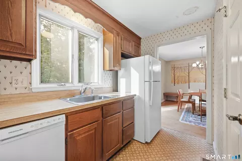 Kitchen - 157 Brighton Cir, Windsor, CT 06095 photo 2 of 3