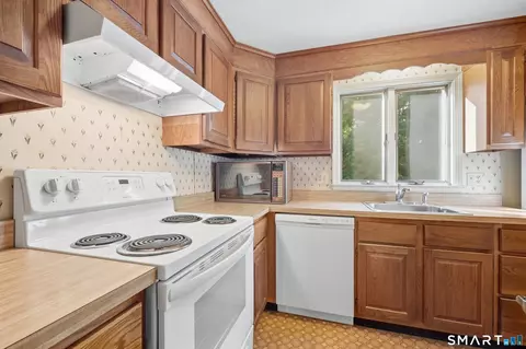 Kitchen - 157 Brighton Cir, Windsor, CT 06095 photo 3 of 3
