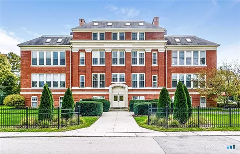 6 School St #2, Mystic, CT 06355