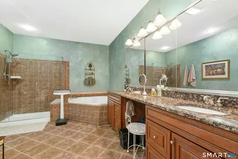 Bath - 17 Watkins Dr #17, Sandy Hook, CT 06482 photo 1 of 3