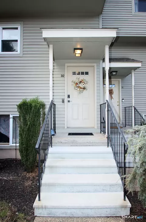 40 Cornerstone Ct #32, Plantsville, CT 06479