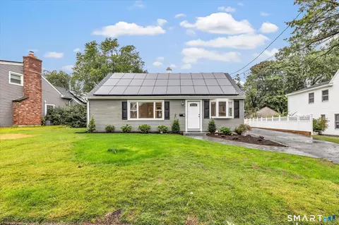 29 Meetinghouse Ln, Milford, CT 06460