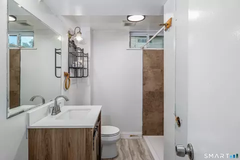 Bath - 40 Kellogg St, Brookfield, CT 06804 photo 2 of 2