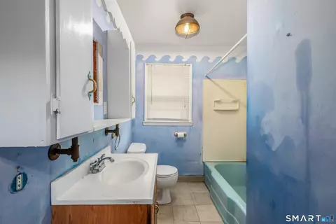 Bath - 40 Kellogg St, Brookfield, CT 06804 photo 1 of 2