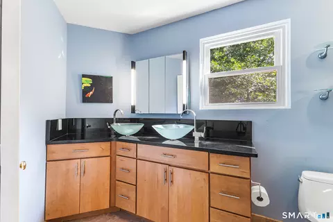Bath - 779 Deer Run Ln, Orange, CT 06477 photo 5 of 6