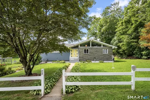 24 Carpenter St, Norwich, CT 06360