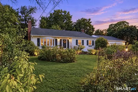 123 Country Ln, East Hartford, CT 06118