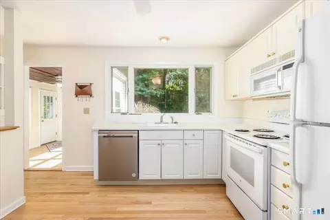 Kitchen - 70 Benedict Ave, Fairfield, CT 06825 photo 3 of 4