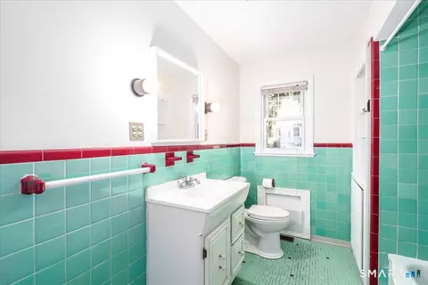 Bath - 70 Benedict Ave, Fairfield, CT 06825 photo 1 of 2