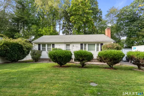 22 Brookdale Ave, Bloomfield, CT 06002
