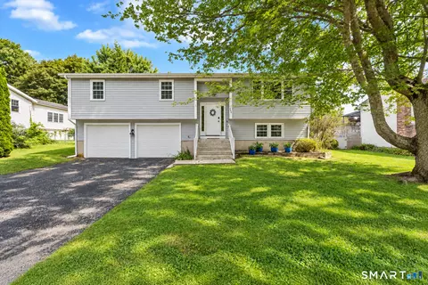 200 Capstan Ave, Mystic, CT 06355
