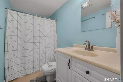 Bath - 17 Lakeside Dr #R, Ledyard, CT 06339 photo 2 of 4