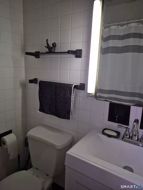 Bath - 5 Ingram St, Hamden, CT 06517 photo 1 of 3