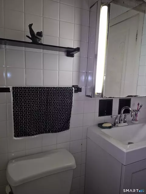 Bath - 5 Ingram St, Hamden, CT 06517 photo 2 of 3