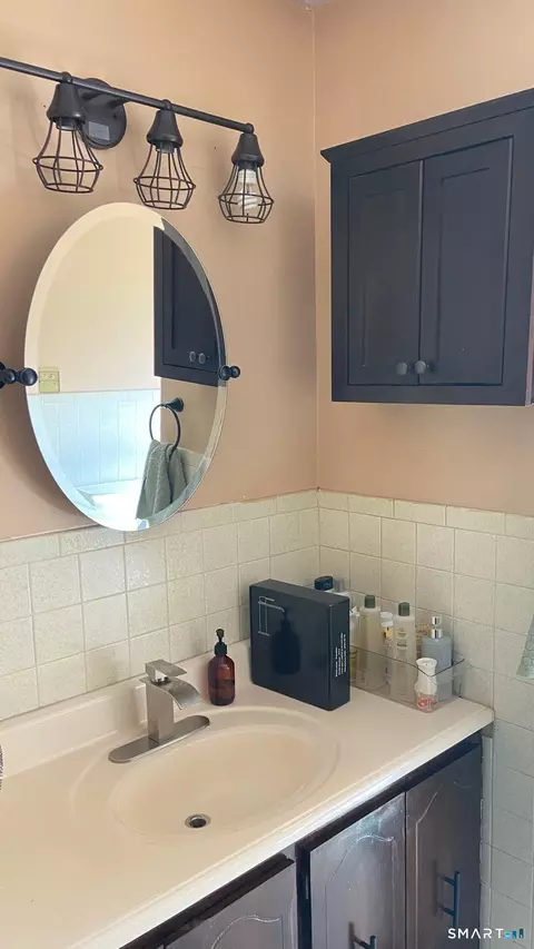 Bath - 63 Millbrook Rd, Middletown, CT 06457 photo 1 of 1