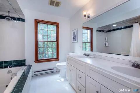 Bath - 25 Highmeadow Ln, Roxbury, CT 06783 photo 2 of 2