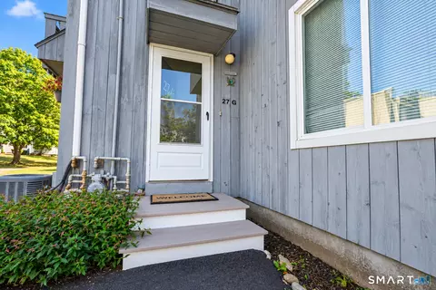 27 Redwood Dr #G, East Haven, CT 06513