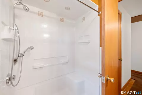 Bath - 203 Fairlane Dr, Wethersfield, CT 06109 photo 3 of 4