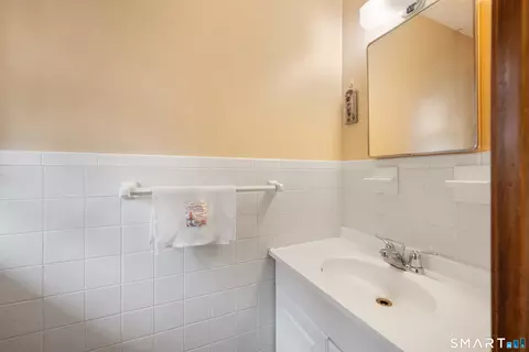Bath - 203 Fairlane Dr, Wethersfield, CT 06109 photo 4 of 4