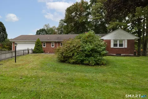 22 Woodlawn Dr, Torrington, CT 06790