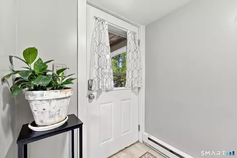 Entry Way - 1293 River Blvd, Suffield, CT 06078 photo 3 of 6
