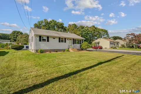 10 Lark St, Waterford, CT 06385