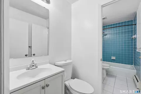 Bath - 69 Sutton Pl #69, Bloomfield, CT 06002 photo 1 of 3