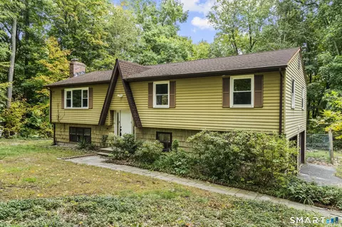 32 Woodhaven Dr, Burlington, CT 06013