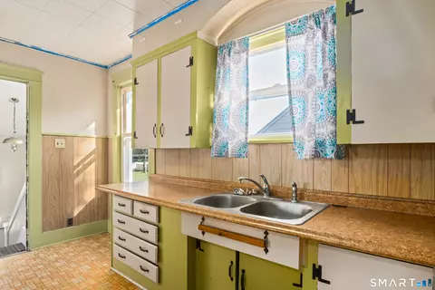 Kitchen - 25 Gilman St, Putnam, CT 06260 photo 2 of 4