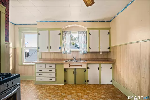 Kitchen - 25 Gilman St, Putnam, CT 06260 photo 1 of 4
