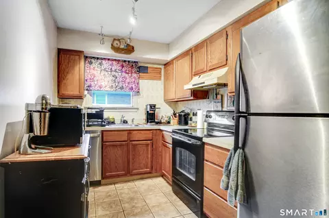 Kitchen - 9 Concorde Way #B2, Windsor Locks, CT 06096 photo 1 of 2