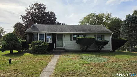 20 Meadow Ln, Uncasville, CT 06382