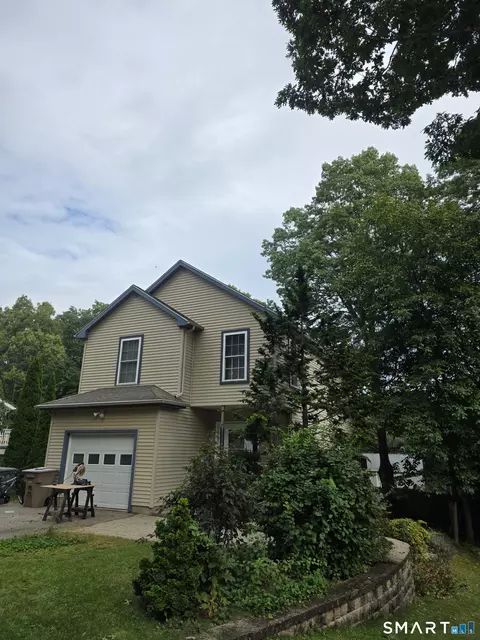 25 Oakwood Rd, Niantic, CT 06357