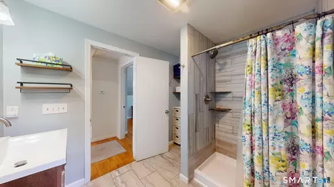 Bath - 3 Middle Dr, Windsor Locks, CT 06096 photo 4 of 5