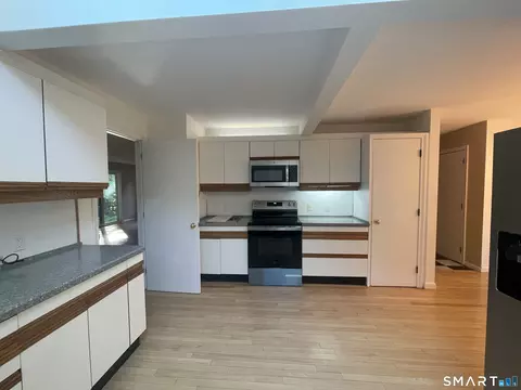 8 Ironwood Rd #8, West Hartford, CT 06117