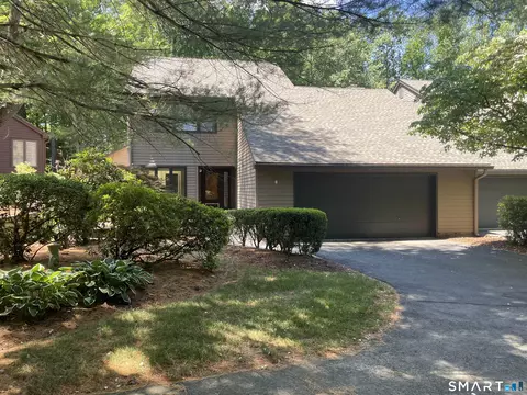 8 Ironwood Rd #8, West Hartford, CT 06117