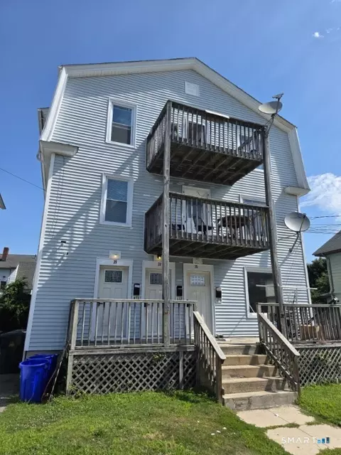 35 Linden St, New London, CT 06320