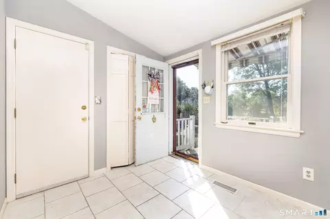 Entry Way - 430 Prospect St, Wethersfield, CT 06109 photo 2 of 5