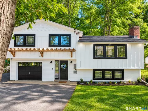 52 Stonybrook Rd, Gales Ferry, CT 06335