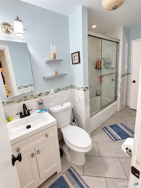 Bath - 92 Perry Rd, Hamden, CT 06514 photo 1 of 4