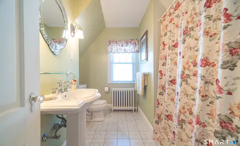 Bath - 101 Robbins Dr, Wethersfield, CT 06109 photo 2 of 3