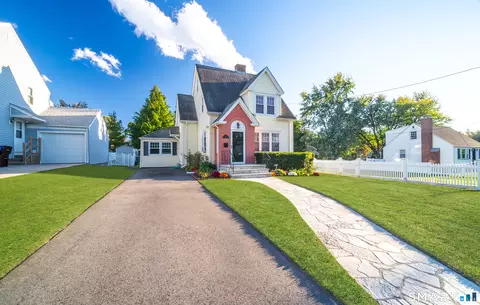 Exterior - 101 Robbins Dr, Wethersfield, CT 06109 photo 2 of 9