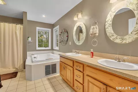 Bath - 22 Johns Way, Durham, CT 06422 photo 2 of 4