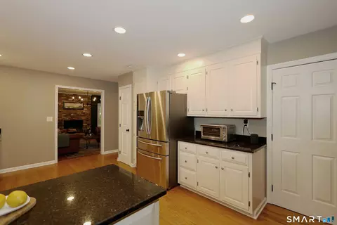 Kitchen - 85 Cross Hwy, Redding, CT 06896 photo 4 of 4