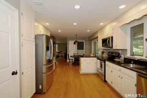 Kitchen - 85 Cross Hwy, Redding, CT 06896 photo 3 of 4