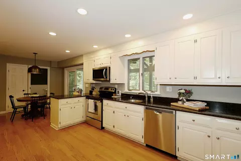 Kitchen - 85 Cross Hwy, Redding, CT 06896 photo 2 of 4